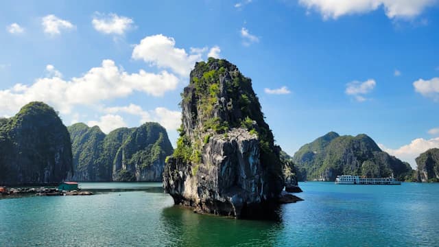 Ha Long Bay Vietnam Cruises